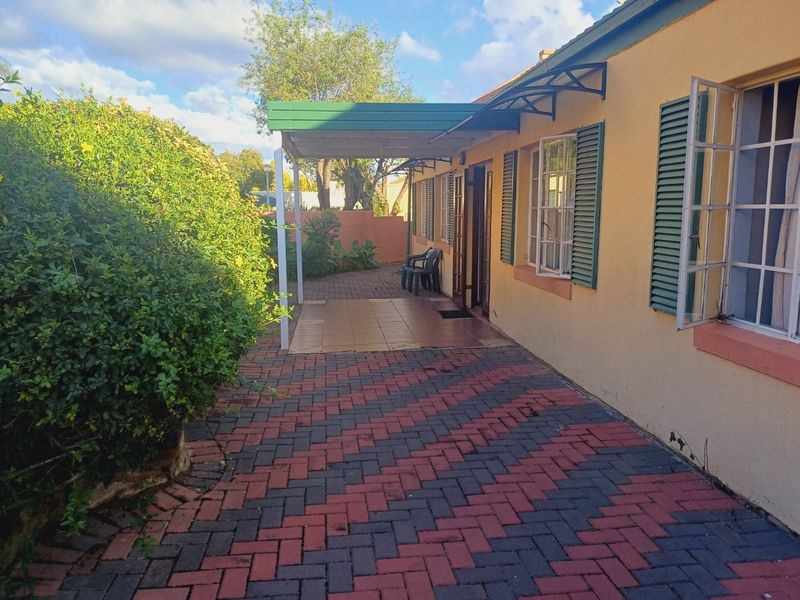 3 Bedrooms, 2 Bathrooms Townhouse  - Photo 5