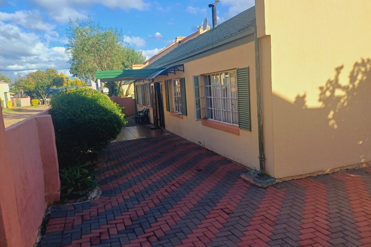 3 Bedrooms, 2 Bathrooms Townhouse  - Photo 4