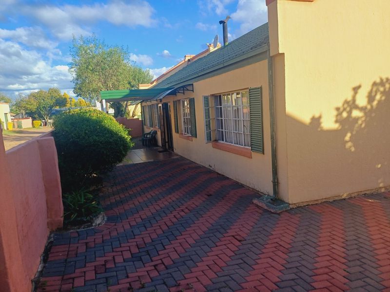 3 Bedrooms, 2 Bathrooms Townhouse  - Photo 4