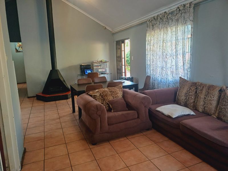 3 Bedrooms, 2 Bathrooms Townhouse  - Photo 9