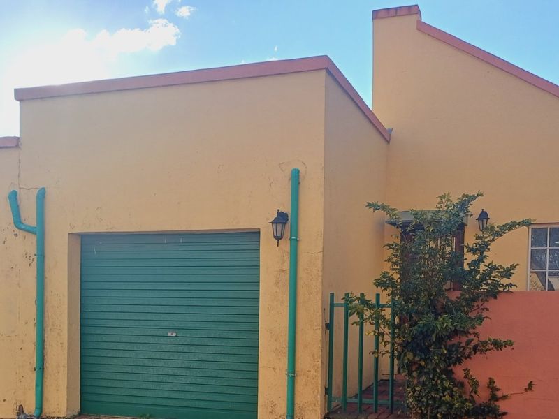 3 Bedrooms, 2 Bathrooms Townhouse  - Photo 6