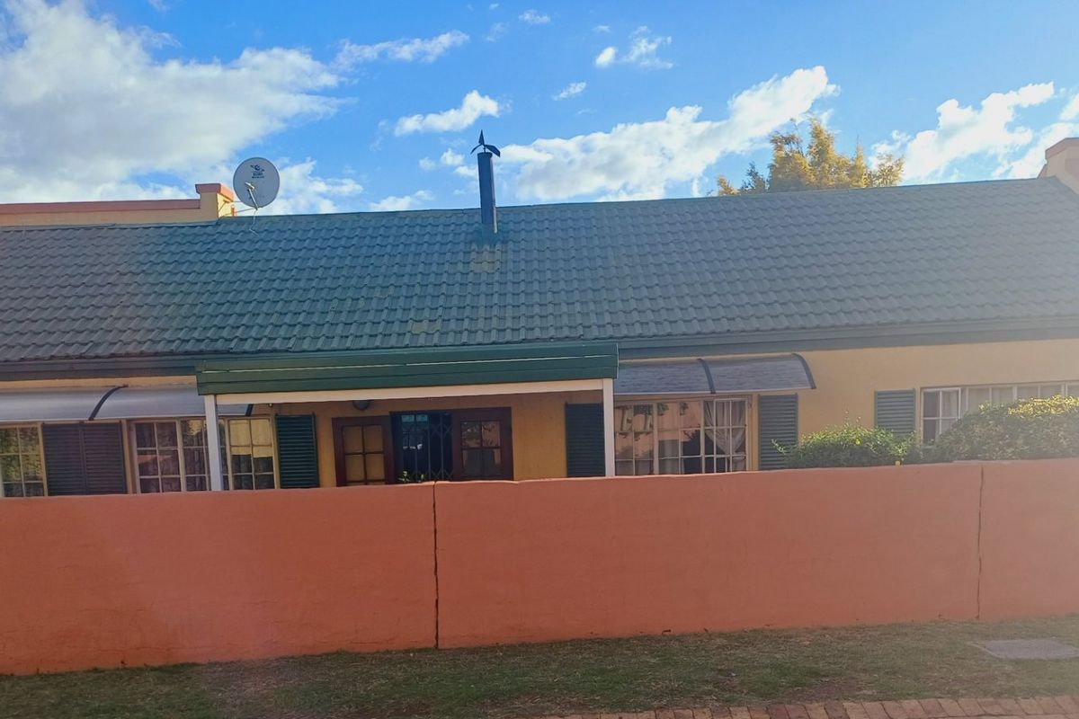 3 Bedrooms, 2 Bathrooms Townhouse  - Photo 2