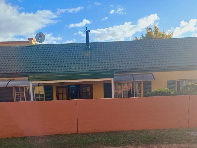 3 Bedrooms, 2 Bathrooms Townhouse  - Photo 2