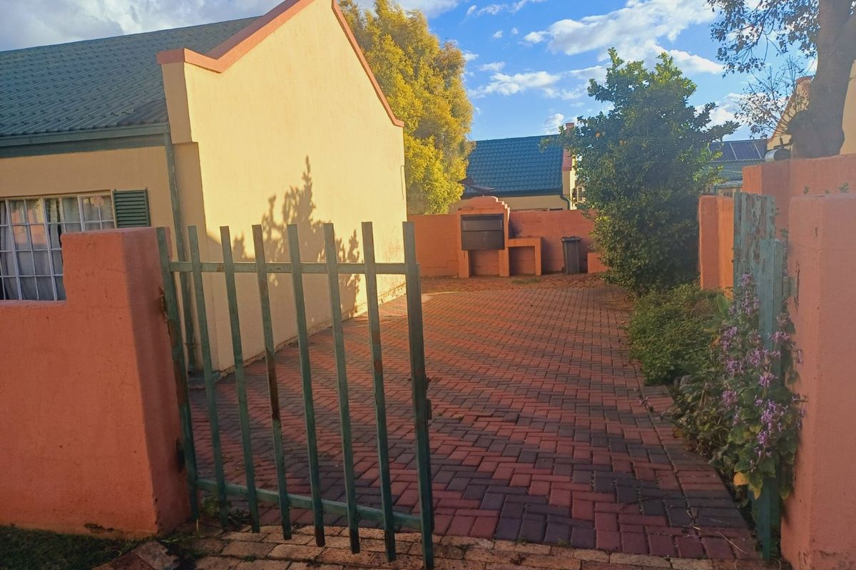 3 Bedrooms, 2 Bathrooms Townhouse  - Photo 3
