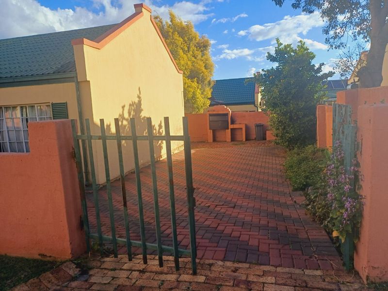 3 Bedrooms, 2 Bathrooms Townhouse  - Photo 3