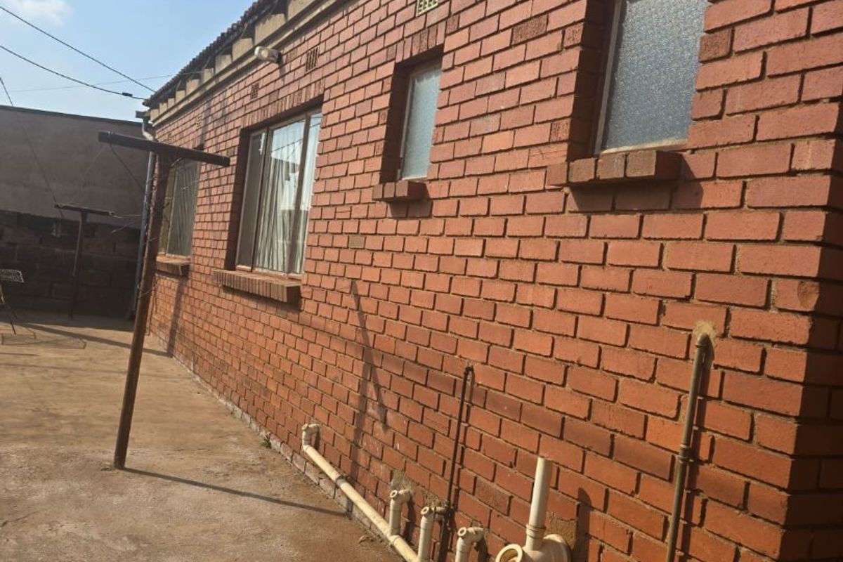 HOUSE FOR SALE IN TEMBISA  - Photo 2