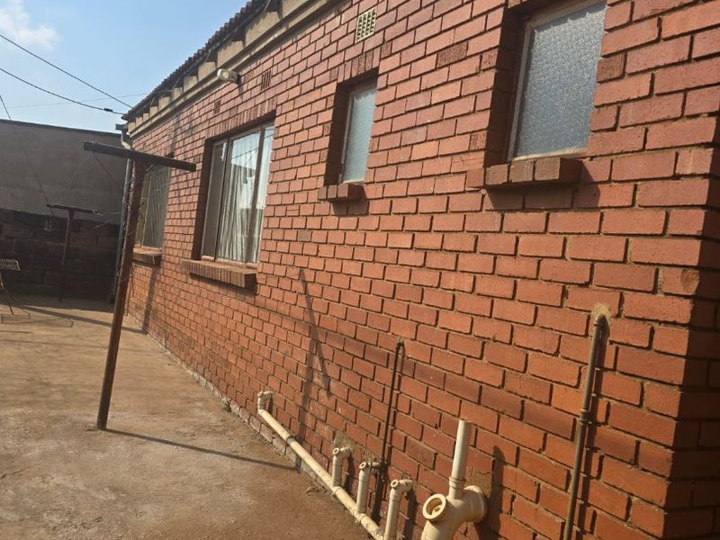 HOUSE FOR SALE IN TEMBISA  - Photo 2