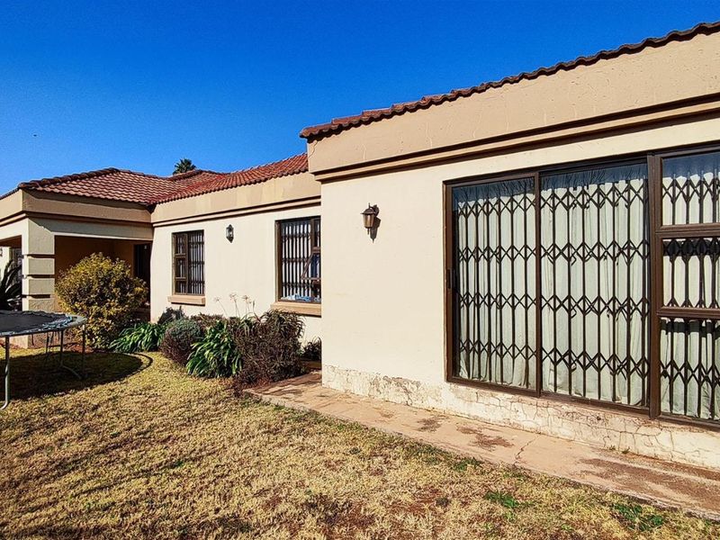 4 Bed House in Dawn Park for Sale - Photo 2