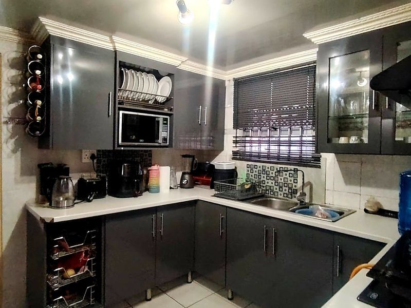 2 Bedroom House for Sale in Mdantsane - Photo 3