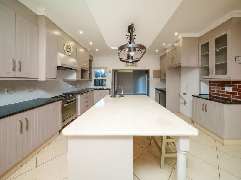 Beautiful Thornhill Estate Family Home to Let - Photo 10