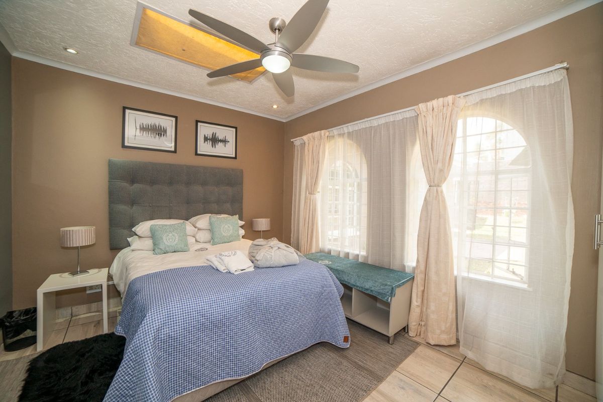 All-Inclusive - Fully Furnished One-Bedroom cottage offering uninterrupted living with Solar, Gas, Back up water and Wi-fi included. - Photo 3