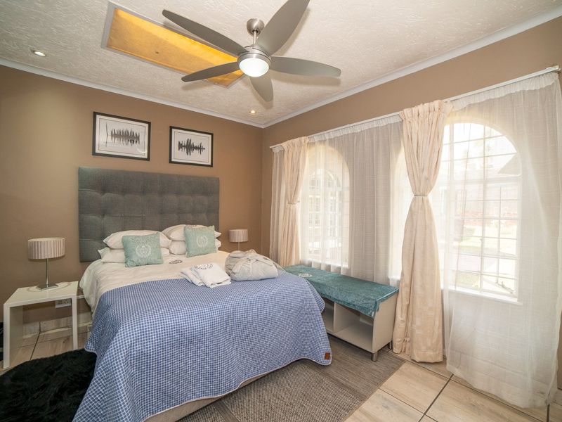 All-Inclusive - Fully Furnished One-Bedroom cottage offering uninterrupted living with Solar, Gas, Back up water and Wi-fi included. - Photo 3