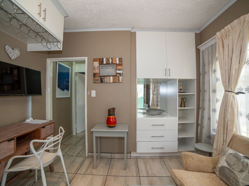 All-Inclusive - Fully Furnished One-Bedroom cottage offering uninterrupted living with Solar, Gas, Back up water and Wi-fi included. - Photo 8