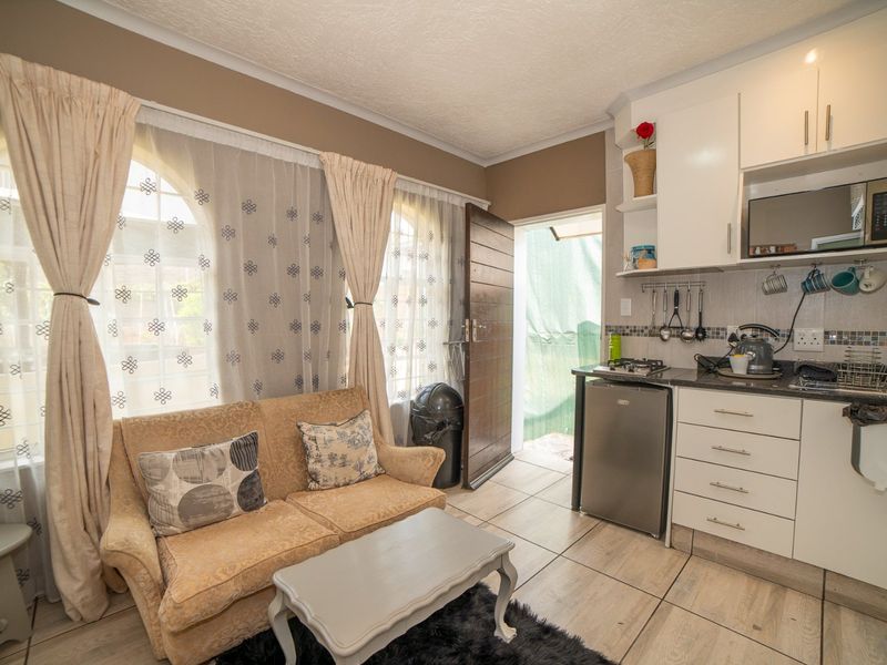 All-Inclusive - Fully Furnished One-Bedroom cottage offering uninterrupted living with Solar, Gas, Back up water and Wi-fi included. - Photo 7