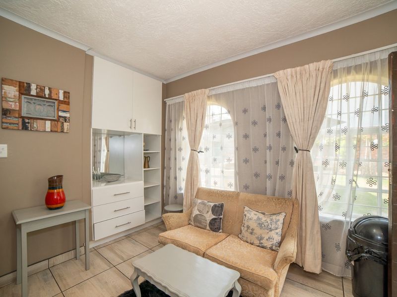 All-Inclusive - Fully Furnished One-Bedroom cottage offering uninterrupted living with Solar, Gas, Back up water and Wi-fi included. - Photo 6