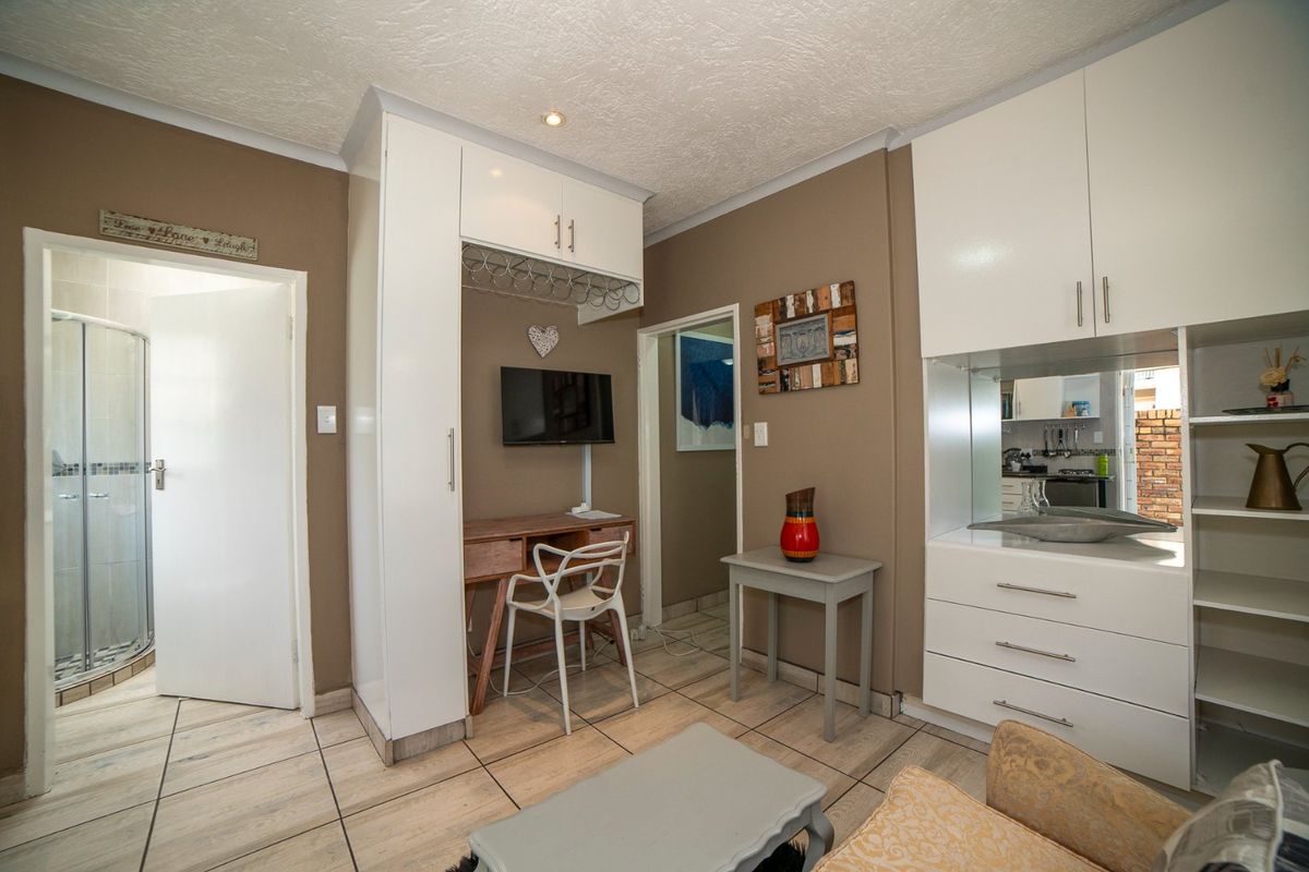All-Inclusive - Fully Furnished One-Bedroom cottage offering uninterrupted living with Solar, Gas, Back up water and Wi-fi included. - Photo 5