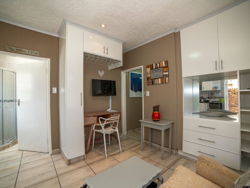 All-Inclusive - Fully Furnished One-Bedroom cottage offering uninterrupted living with Solar, Gas, Back up water and Wi-fi included. - Photo 5