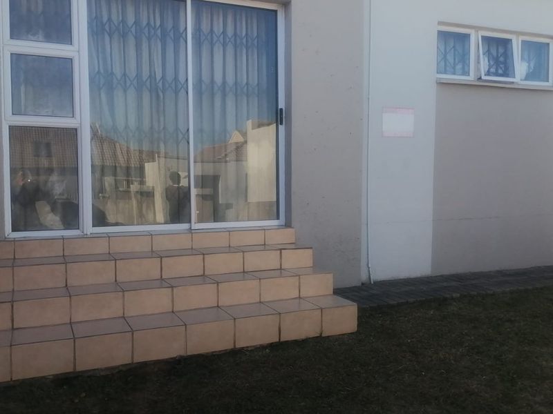 Spacious 3 Bed Townhouse in Tasbet Park - Photo 2