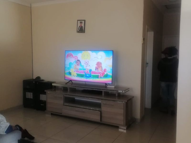 Spacious 3 Bed Townhouse in Tasbet Park - Photo 4