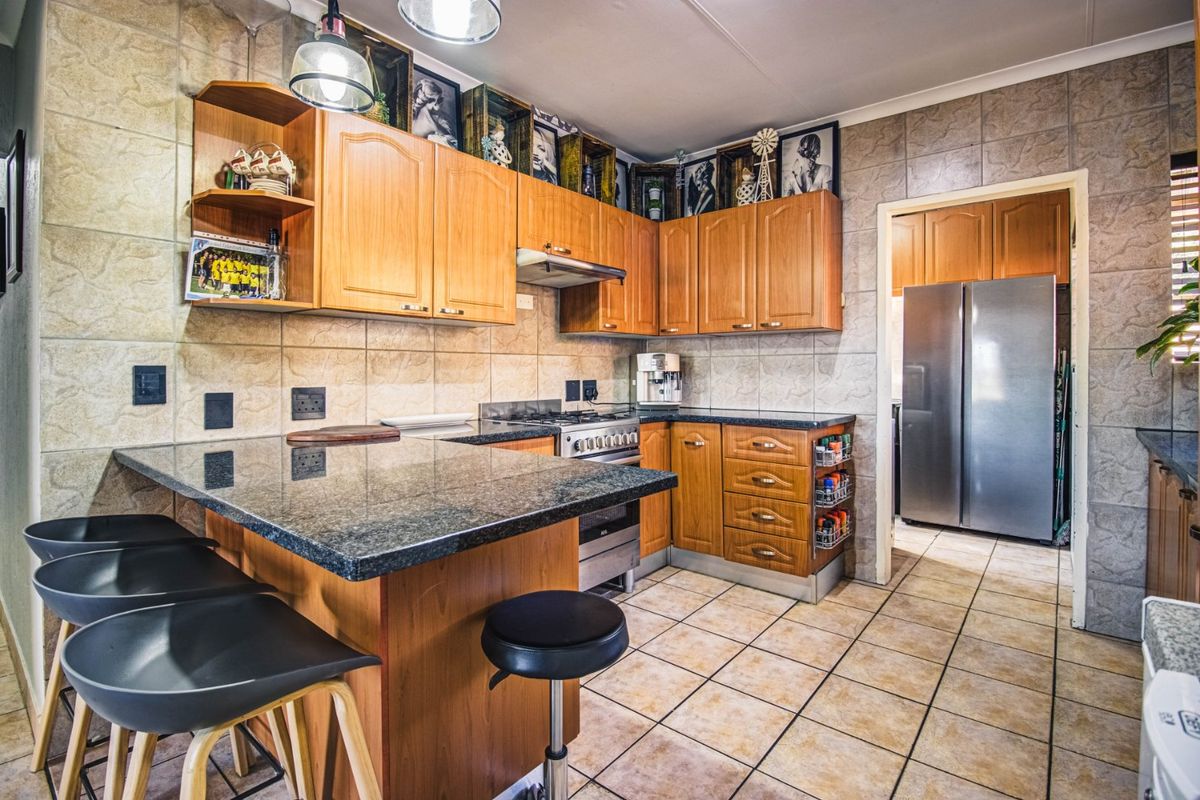 Spacious Luxury Awaits   - Photo 4