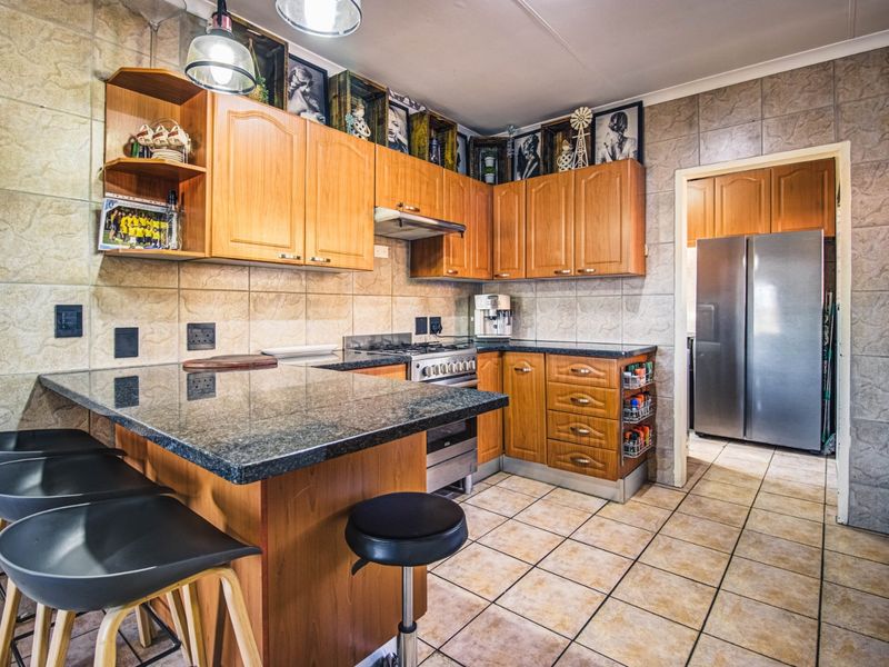 Spacious Luxury Awaits   - Photo 4