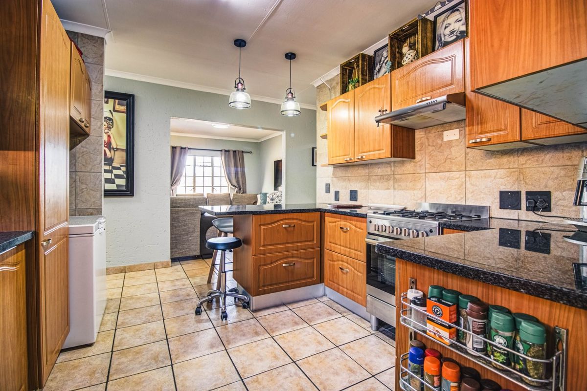 Spacious Luxury Awaits   - Photo 5