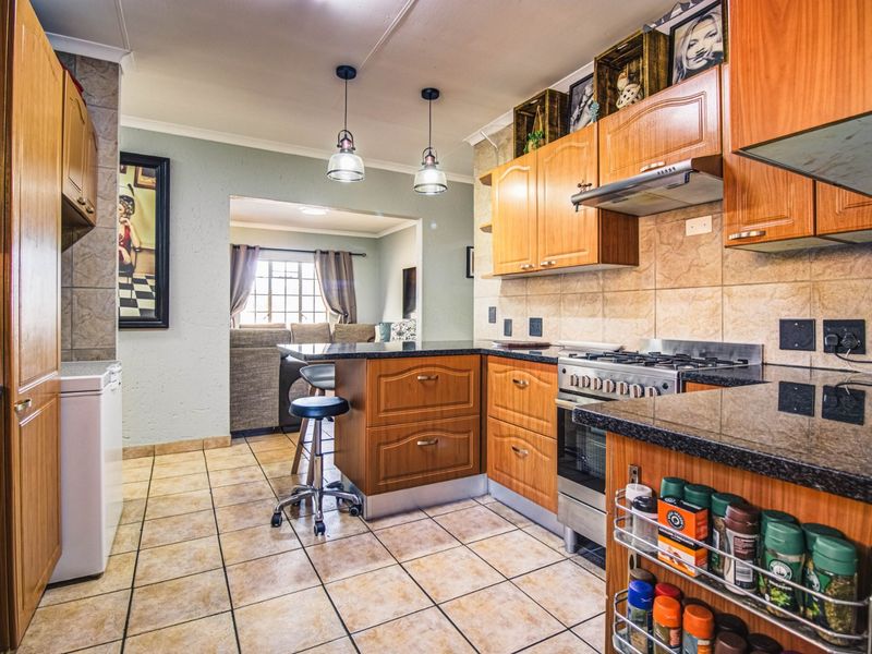 Spacious Luxury Awaits   - Photo 5