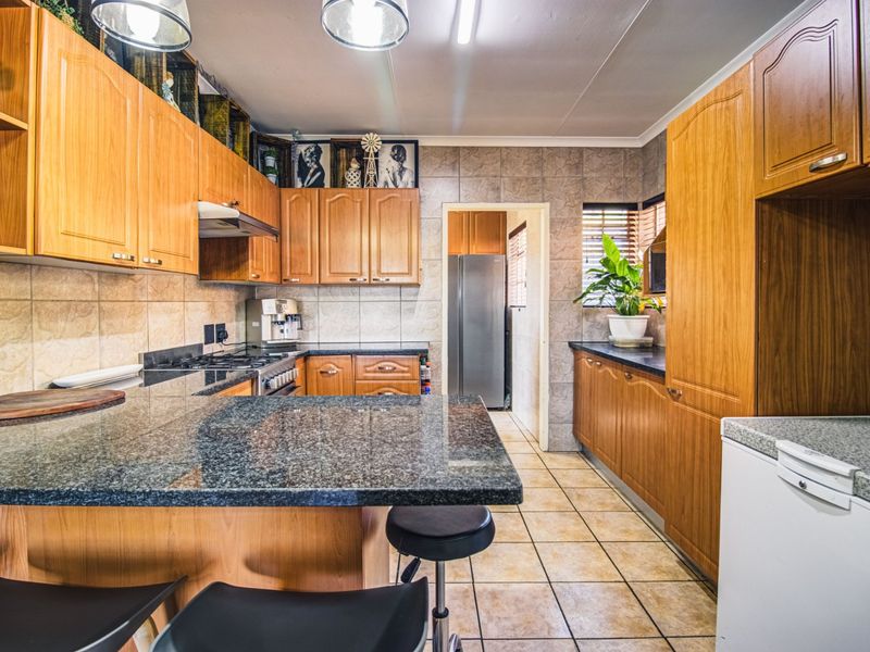 Spacious Luxury Awaits   - Photo 7