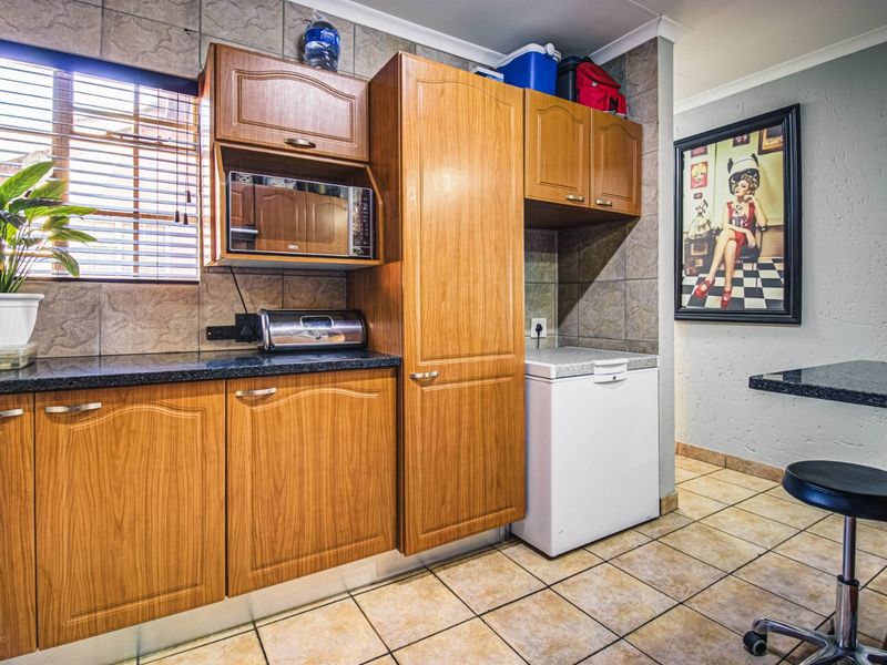 Spacious Luxury Awaits   - Photo 6