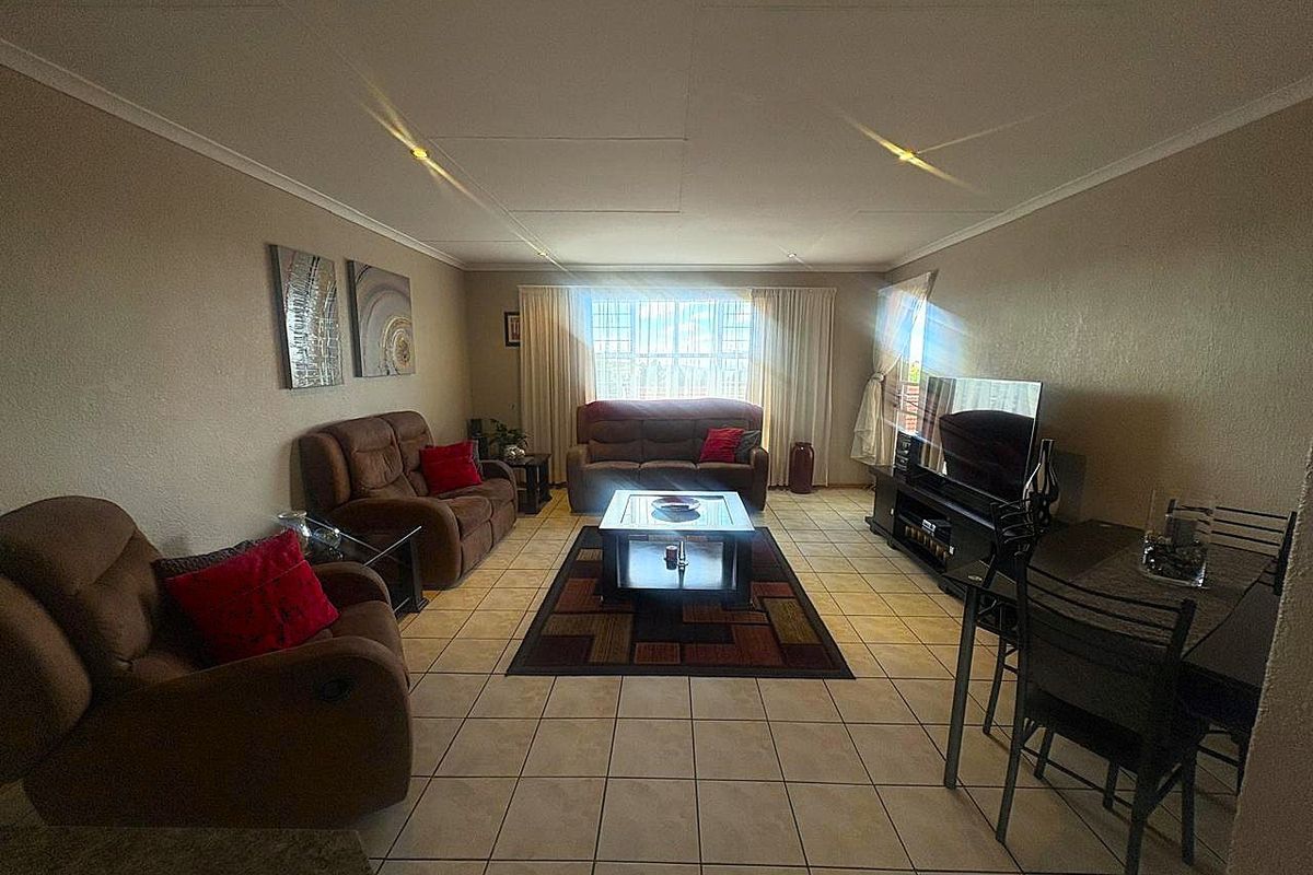 Newly Renovated 2 Bedroom, 1 Bathroom Apartment in the Heart of Breaunanda - Photo 5