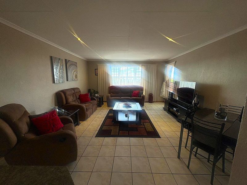 Newly Renovated 2 Bedroom, 1 Bathroom Apartment in the Heart of Breaunanda - Photo 5