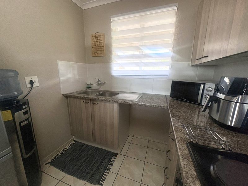 Newly Renovated 2 Bedroom, 1 Bathroom Apartment in the Heart of Breaunanda - Photo 10