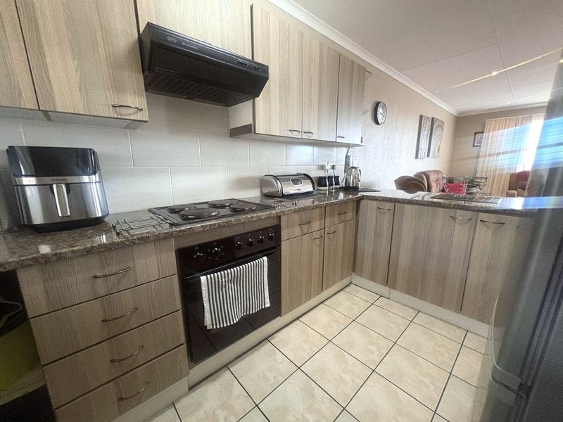 Newly Renovated 2 Bedroom, 1 Bathroom Apartment in the Heart of Breaunanda - Photo 9