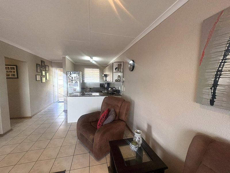 Newly Renovated 2 Bedroom, 1 Bathroom Apartment in the Heart of Breaunanda - Photo 6
