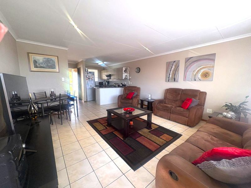 Newly Renovated 2 Bedroom, 1 Bathroom Apartment in the Heart of Breaunanda - Photo 3