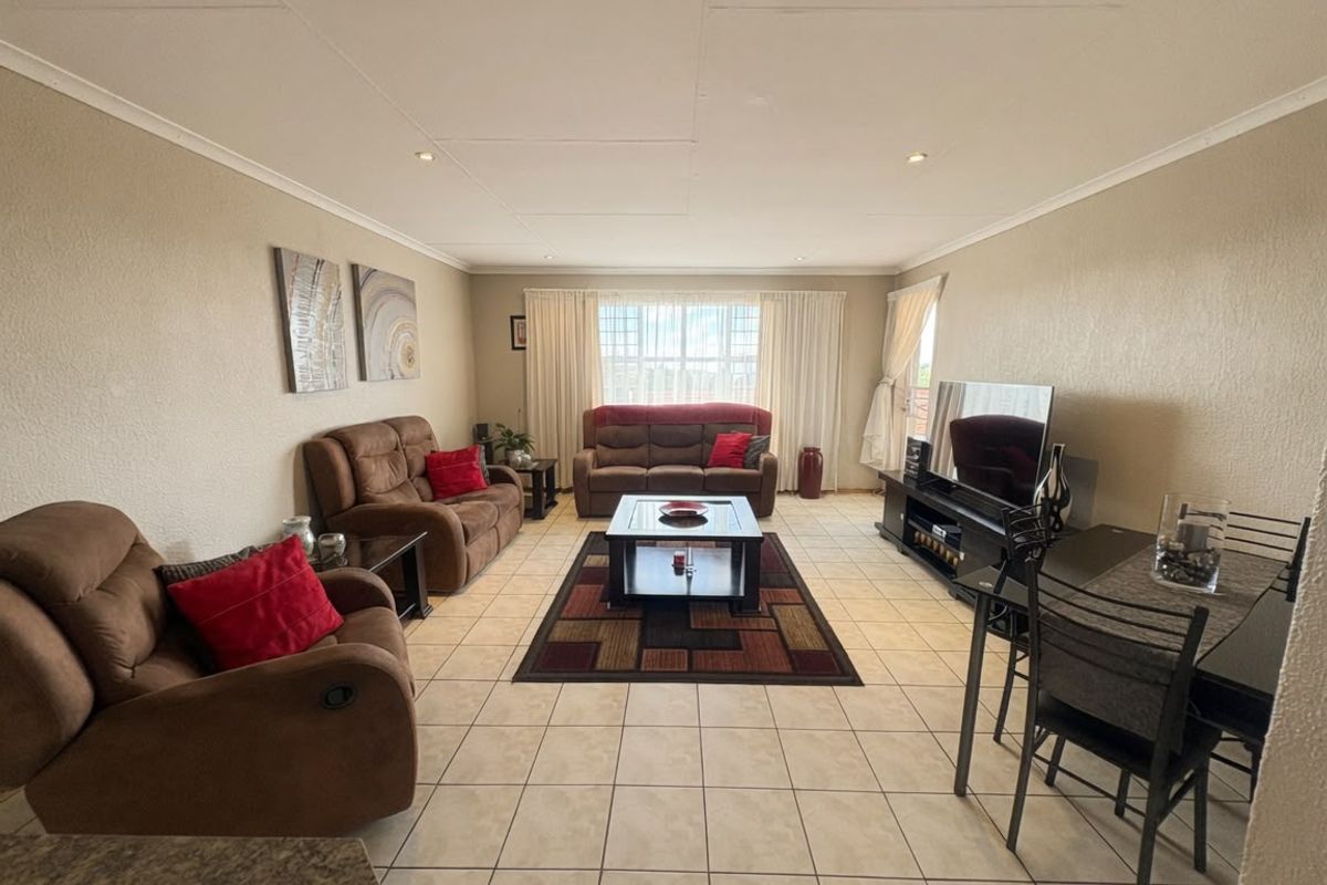 Newly Renovated 2 Bedroom, 1 Bathroom Apartment in the Heart of Mindalore, Roodepoort - Photo 4