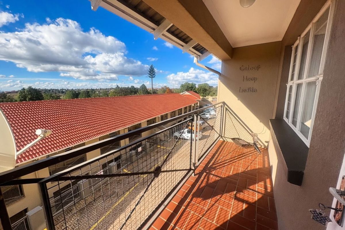 Newly Renovated 2 Bedroom, 1 Bathroom Apartment in the Heart of Mindalore, Roodepoort - Photo 5