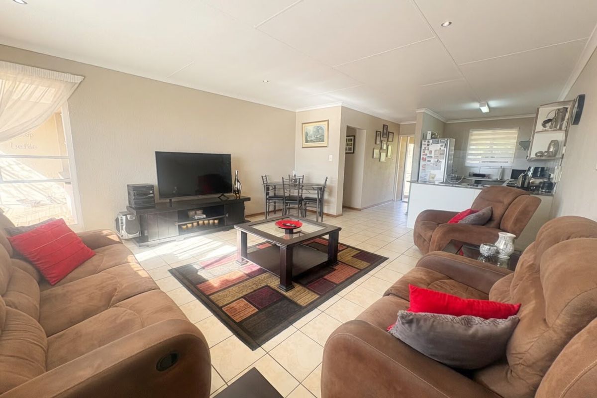 Newly Renovated 2 Bedroom, 1 Bathroom Apartment in the Heart of Mindalore, Roodepoort - Photo 3