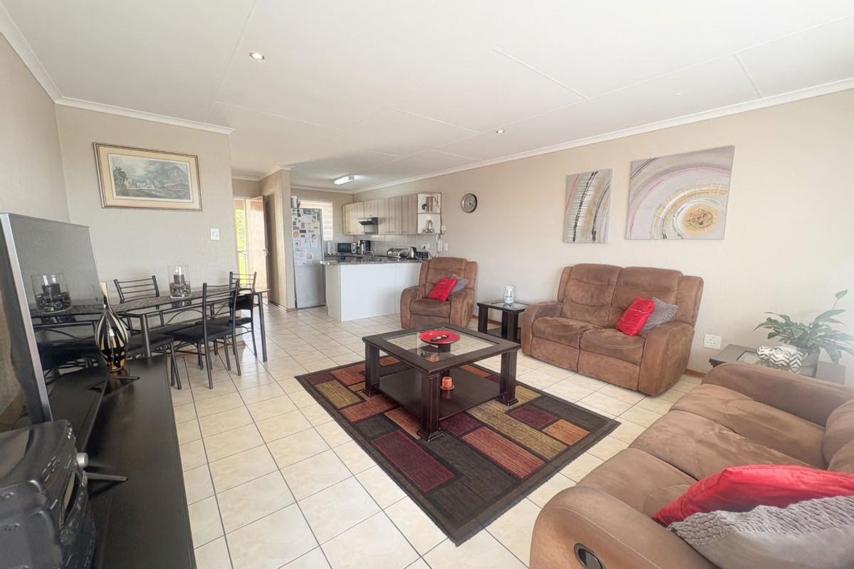 Newly Renovated 2 Bedroom, 1 Bathroom Apartment in the Heart of Mindalore, Roodepoort - Photo 2