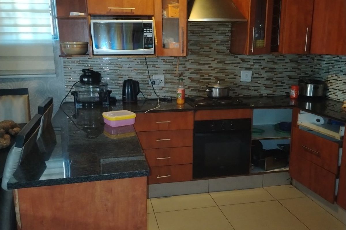 Duplex townhouse in Secure estate - Photo 5