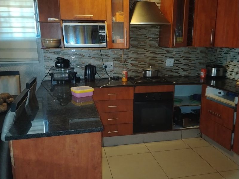 Duplex townhouse in Secure estate - Photo 5