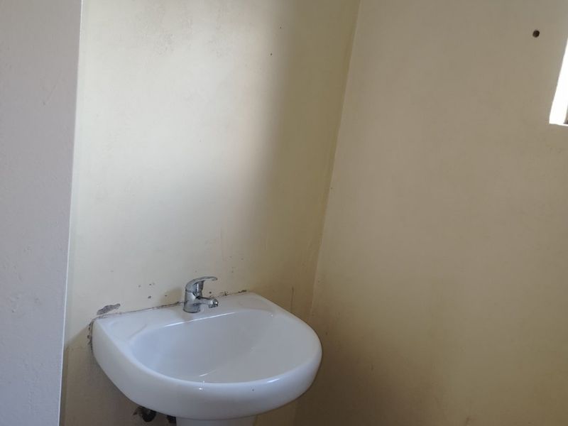 Duplex townhouse in Secure estate - Photo 7
