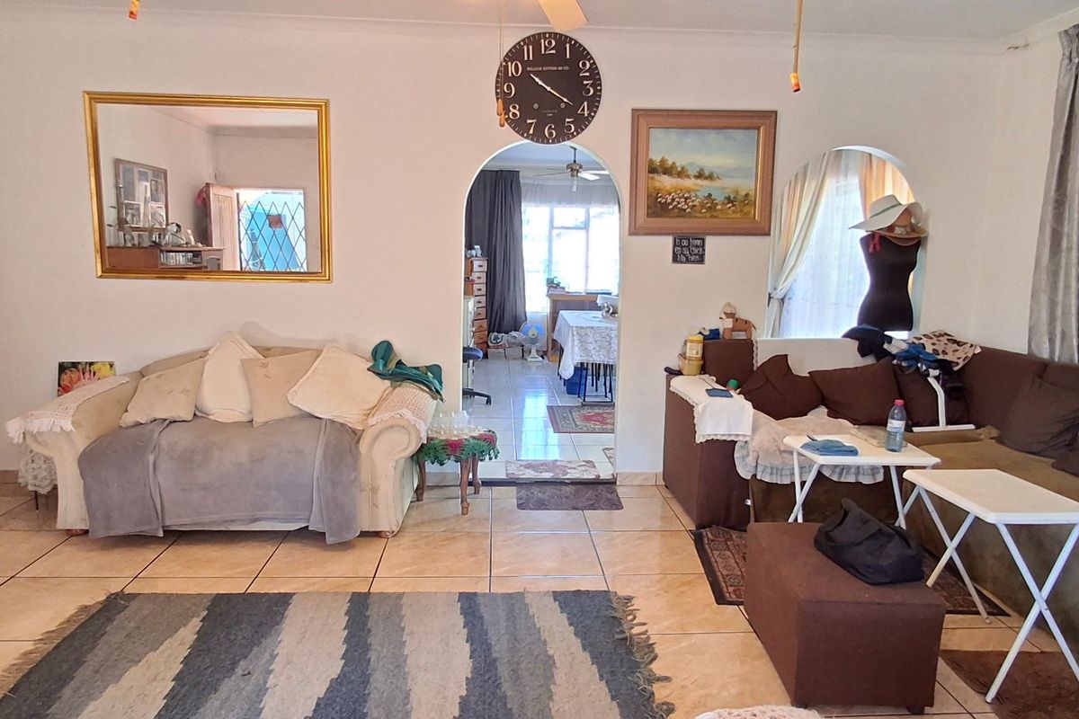 SPACIOUS HOUSE WITH FLAT FOR SALE - Photo 4