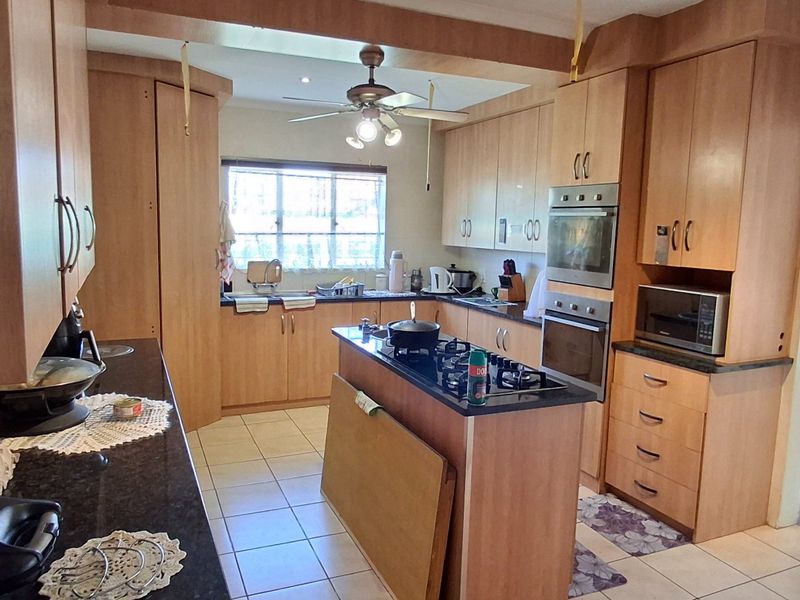 SPACIOUS HOUSE WITH FLAT FOR SALE - Photo 10