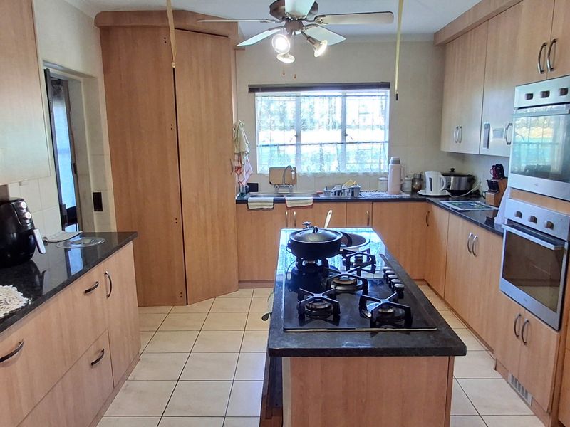 SPACIOUS HOUSE WITH FLAT FOR SALE - Photo 9