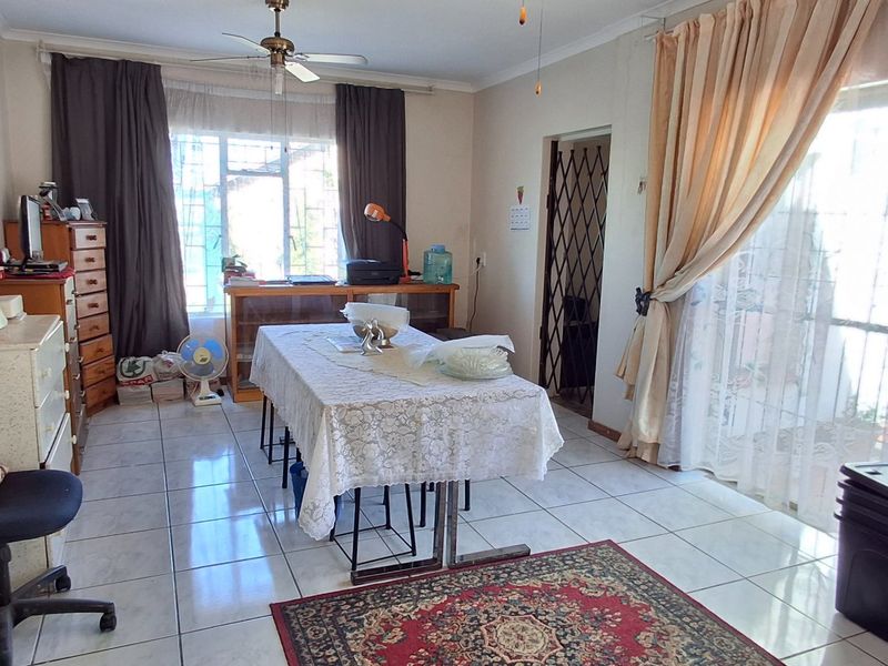 SPACIOUS HOUSE WITH FLAT FOR SALE - Photo 7