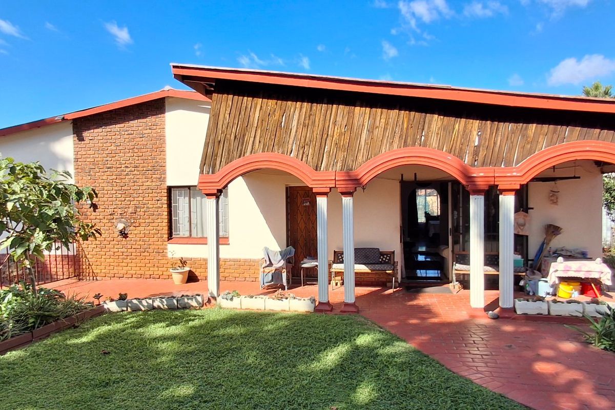 SPACIOUS HOUSE WITH FLAT FOR SALE - Photo 3