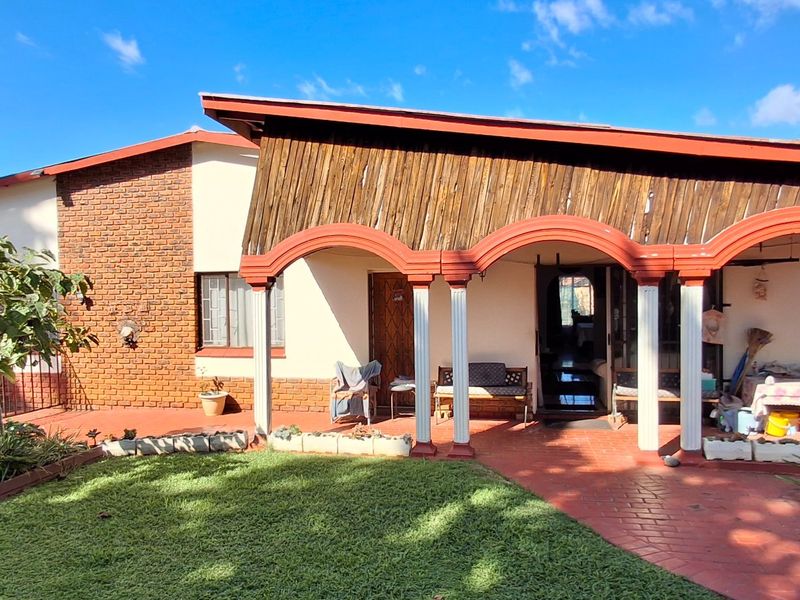 SPACIOUS HOUSE WITH FLAT FOR SALE - Photo 3