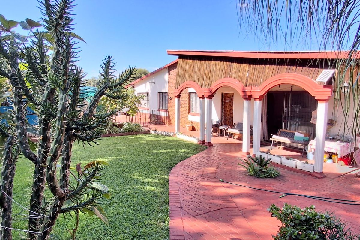 SPACIOUS HOUSE WITH FLAT FOR SALE - Photo 2