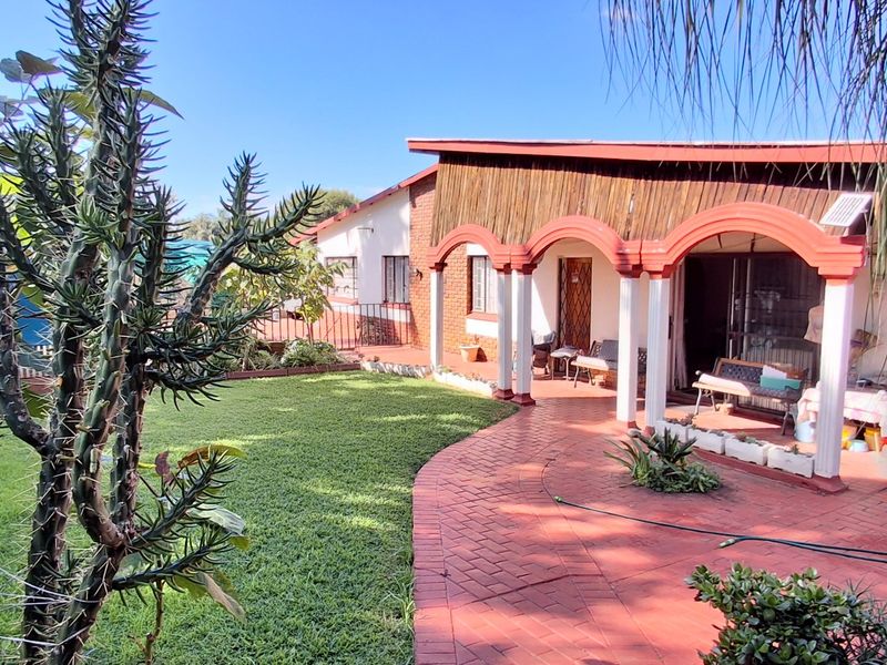 SPACIOUS HOUSE WITH FLAT FOR SALE - Photo 2